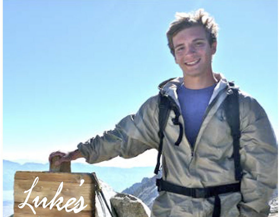 El paciente Luke en la cima de la montaña