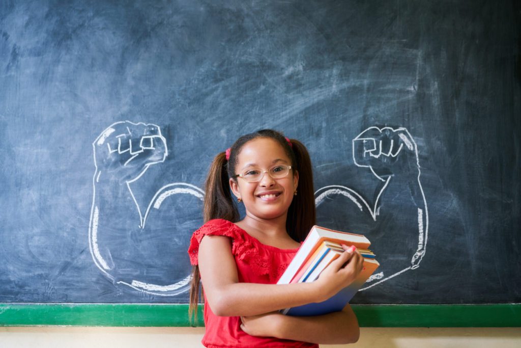 Hispano, niña, tenencia, libros, en, aula, y, sonriente